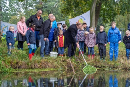 foto van een eerder slootonderzoek tijdens het natuurfestival in Alblasserdam