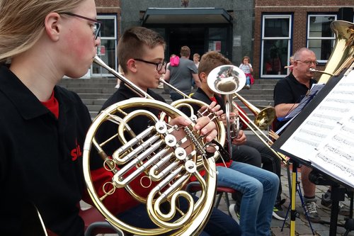 Muzikanten van jeugdorkest Solide in actie bij concert Avond4daagse