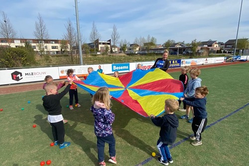 samen werken met ballen op een dansdoek